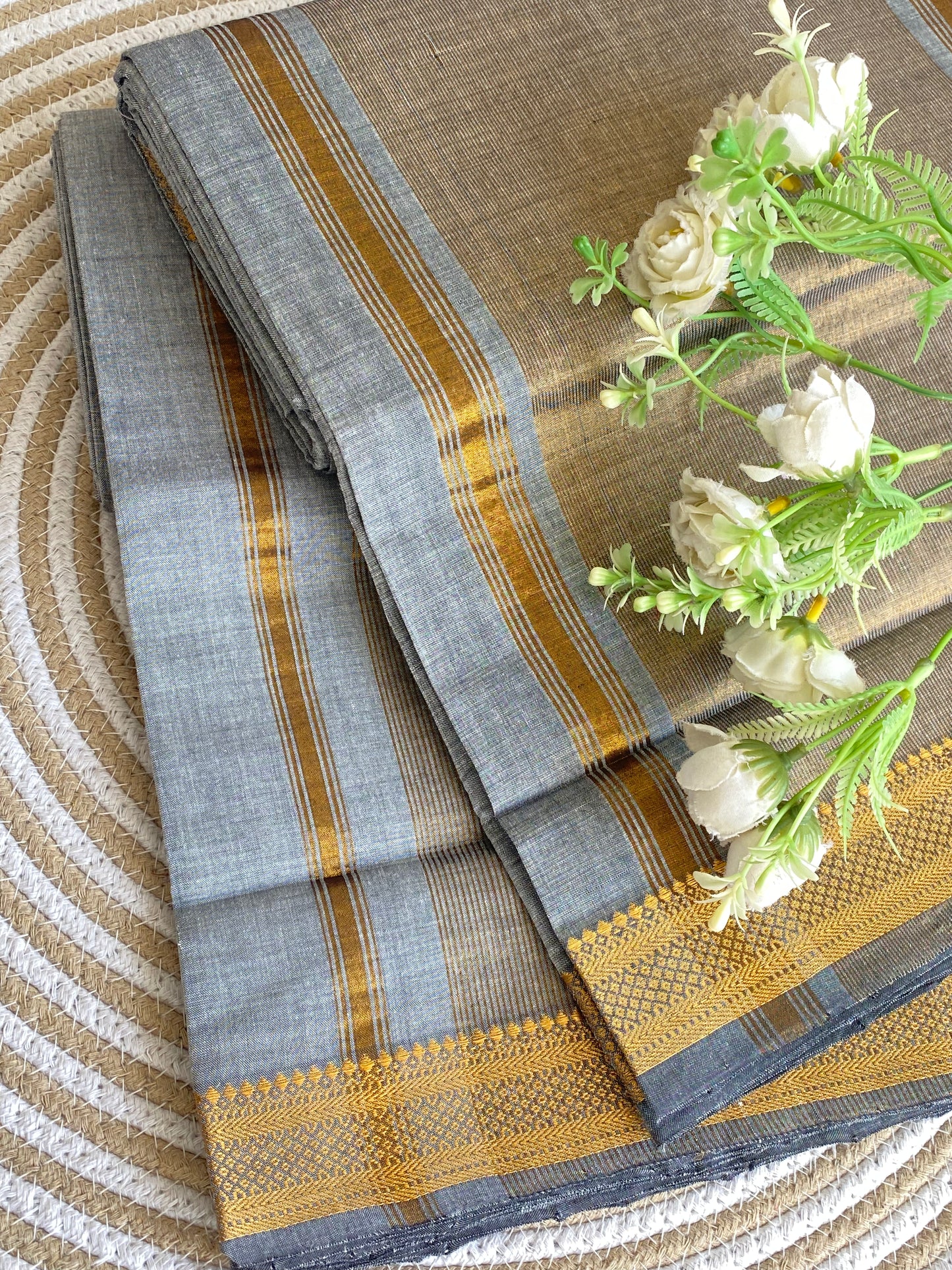 Nizam Golden Border Mangalgiri Saree 15