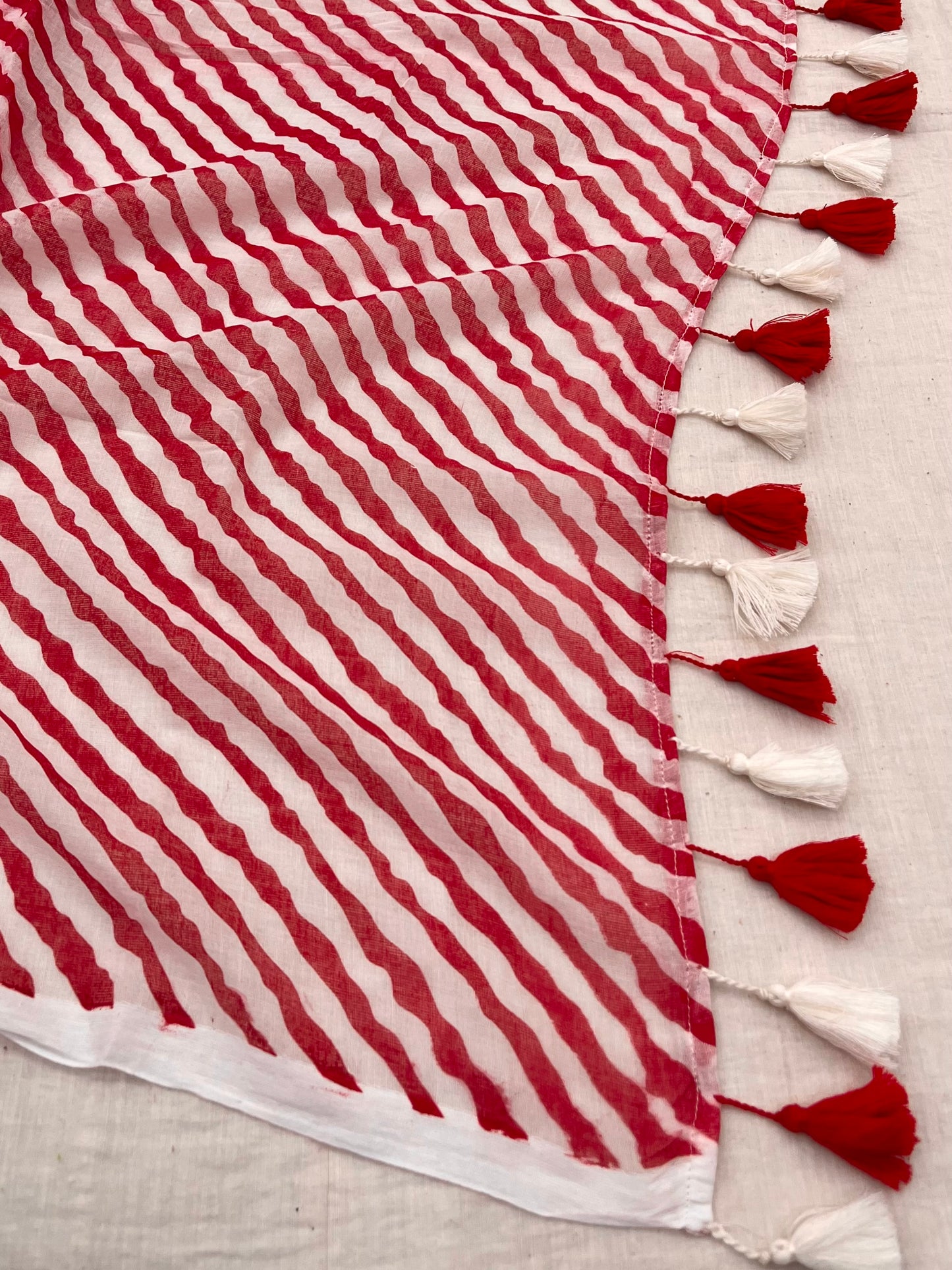 Red White Lehriya Mulmul Saree