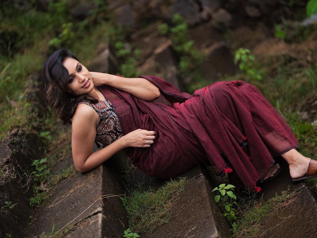 Maroon Mulmul & Black Maroon Ajrakh Saree Blouse Set.