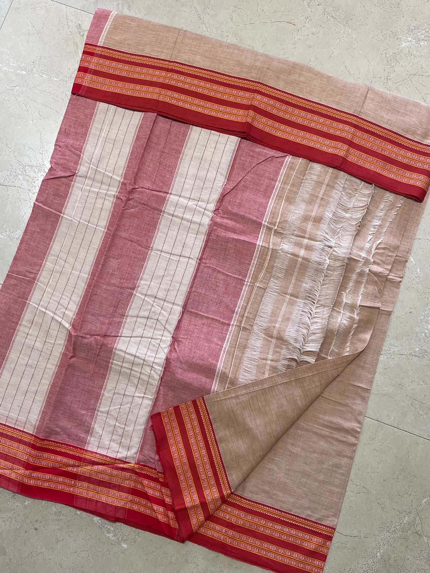 Wheat Red Gadi Dadi Border Patteda Anchu Saree